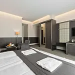 Congress Avenue 4*