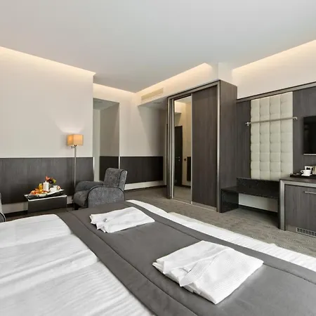Congress Avenue 4*