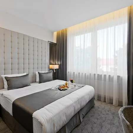 Congress Avenue 4*
