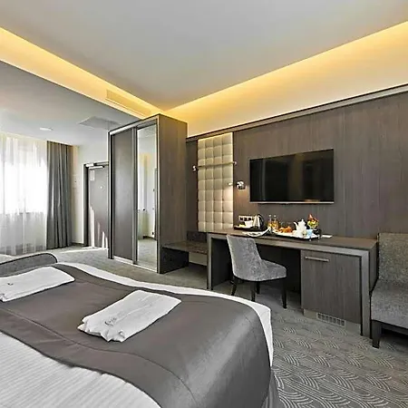 Congress Avenue 4*