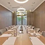 Congress Avenue 4*