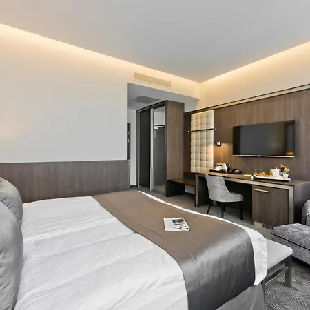 Congress Avenue 4*