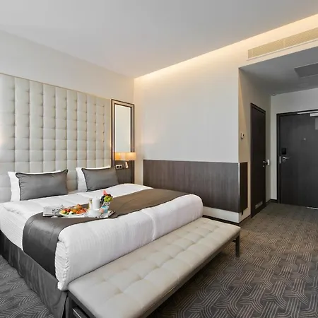Congress Avenue 4*