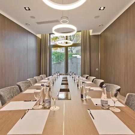 Congress Avenue 4*